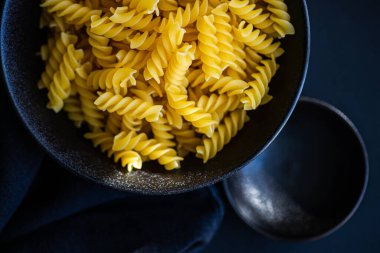 Kasede çiğ fusilli makarna