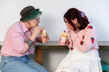 Lezbiyen çift buluşmada milkshake yudumluyor.