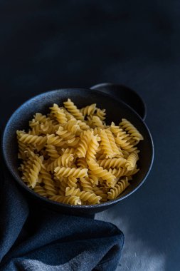 Kasede çiğ fusilli makarna