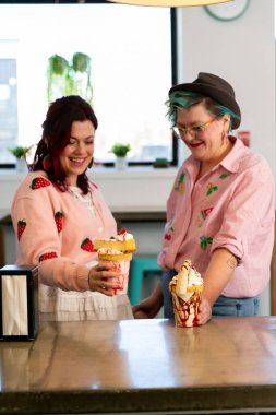 Lezbiyen çift gurme milkshake randevusunu zevkle izleyecek.