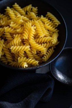 Kasede çiğ fusilli makarna