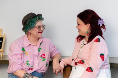 Lezbiyen çift randevuda birbirlerine gülümserler.