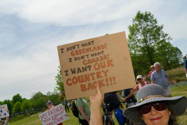 Siyasi bir gösteride protesto işaretleri olan insanlar Alabama