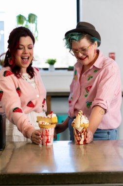 Lezbiyen çift randevularında gurme milkshake yemek için heyecanlı.