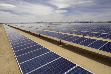 Bulutlu bir günde çölde bir güneş paneli.