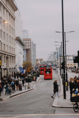 Londra 'da çift katlı otobüsler köprüden geçiyor.