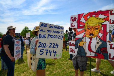 Siyasi bir gösteride protesto işaretleri olan insanlar Alabama