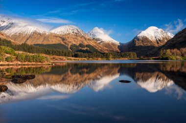 İskoç dağlarında Glen Etive dağ yansımaları