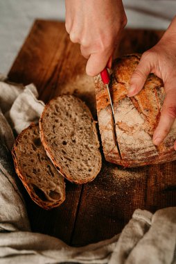 2 el ev yapımı ekşi ekmek kesiyor.