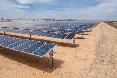 Bulutlu bir günde çölde bir güneş paneli.