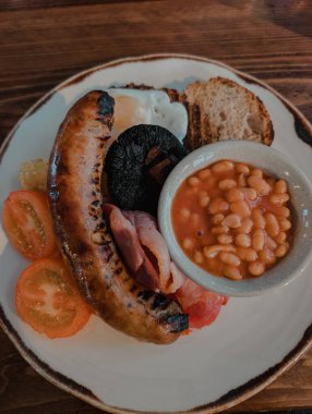 Bir bardan geleneksel İngiliz kahvaltısı