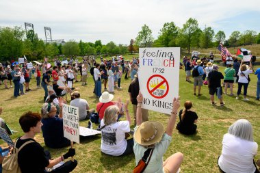 Siyasi bir gösteride protesto işaretleri olan insanlar Alabama