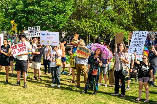 Siyasi bir gösteride pankart taşıyan yürüyüşçüler