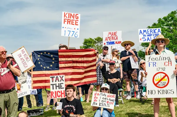 Siyasi bir gösteride protesto işaretleri olan insanlar Alabama