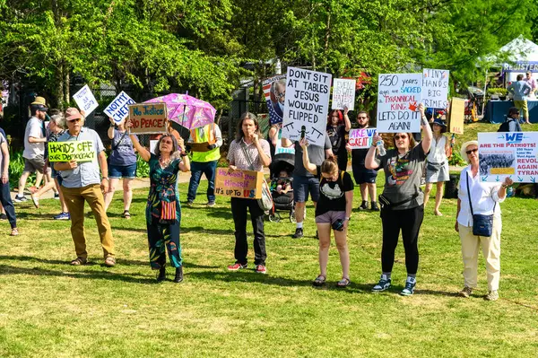 Siyasi bir gösteride pankart taşıyan yürüyüşçüler