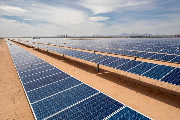 Bulutlu bir günde çölde bir güneş paneli.
