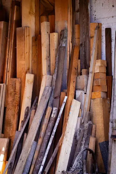 Depoda bir odun parçası koleksiyonu.