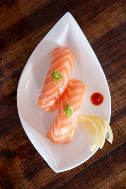 Ahşap masada çiğ somon balığı.
