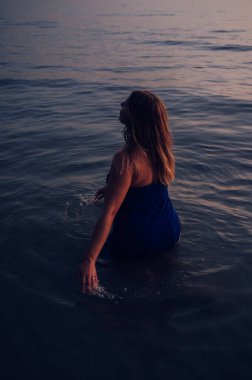 Koh Chang, Tayland 'da Okyanusta Yürüyen Kadın Görünümü