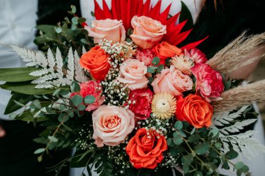 Güllü, karanfilli ve otlu Boho Gelin Buketi