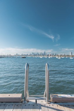 St Kilda rıhtımında Metal Merdiven Körfezi, tekneleri ve Melbourne Skyline