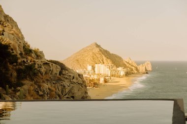 Cabo San Lucas plaj manzaralı sonsuzluk havuzu