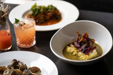 Kaplanmış deniz ürünleri tabakları ve karanlık masa.