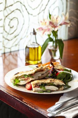 Pencere kenarlı salata kaplı Pita sandviçi.
