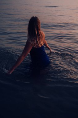 Koh Chang, Tayland 'da Suda Yürüyen Kadın Görünümü