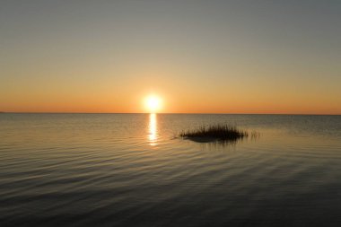 Sakin sulardaki Seagrass Adası. Renkli gün batımı. Nat Burnu.