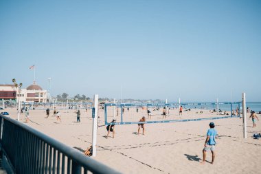 Santa Cruz, Kaliforniya 'da plaj voleybolu oynayan arkadaşlar