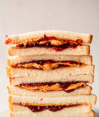 Fıstık ezmeli ve reçelli sandviçli beyaz ekmeği kapat..