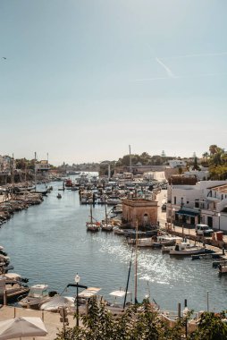 Ciutadella, Menorca 'daki liman girişinin görüntüsü