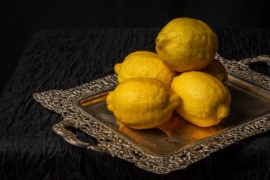 Limonlu gümüş tepsi manzarası