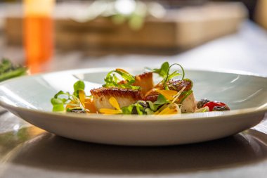 Kurutulmuş midye ve garnitürlü kâsenin profil görüntüsü