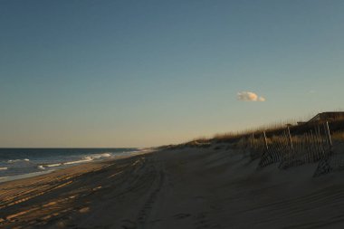 Cape Hatteras Ulusal Sahili üzerinde tek bulut