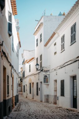 Ciutadella, Menorca 'da panjurlu beyaz bir sokak.