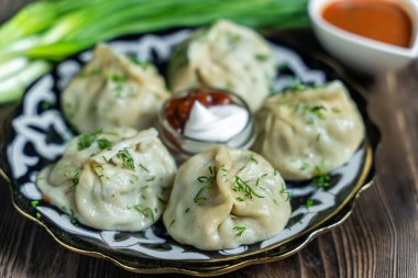 Ahşap bir tabakta nefis şömine rafları