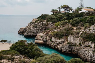 Cala en Brut, Menorca 'daki Rocky Sahili ve Koyu