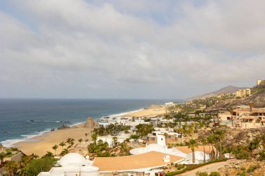 Cabo 'nun sahil şeridini ve yamaçtan geniş görüş açısı