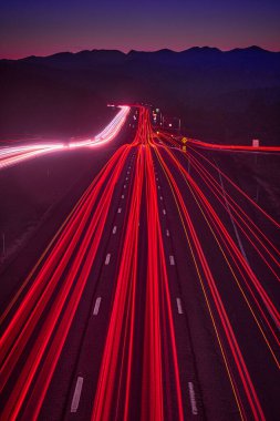 Dağlarda trafik akışı var.