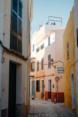 Ciutadella, Menorca 'da panjurları olan renkli bir sokak.