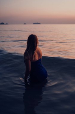 Koh Chang, Tayland 'da Tropik Sularda Uzun Saçlı Kadın