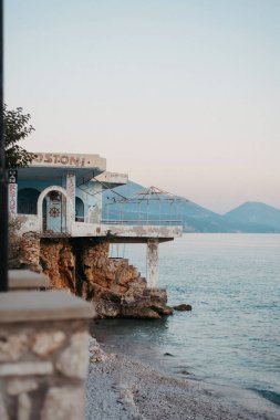 Arnavutluk 'un başkenti Qeparo' daki Riviera 'da terk edilmiş sahil restoranı.