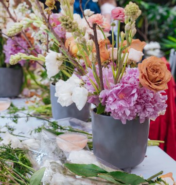 Saksıda bir buket çiçek