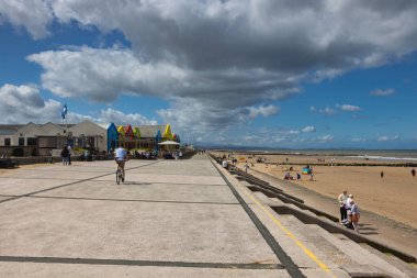 Rhyl, Galler sahilinde güneşli bir gün.