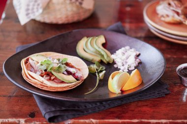 Tortilla ve garnitürlü taco.