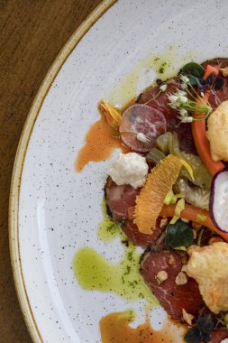 Renkli salata ile tabağın kenarı