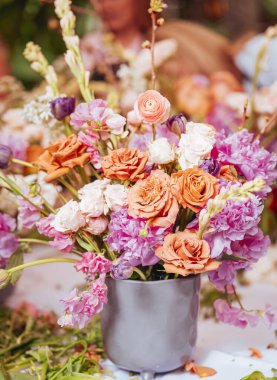 Bir buket güzel gül rengi.