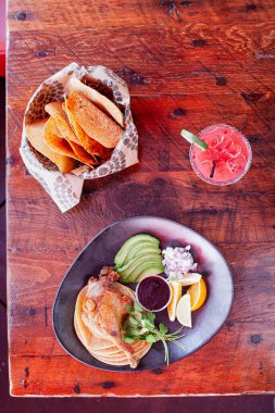 Masadaki Meksika yemeği manzarası.